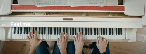 Comment les marques s'engagent dans la crise du coronavirus ? Un extrait de la publicité IKEA en Espagne pendant le coronavirus, avec deux personnes en train de jouer du piano