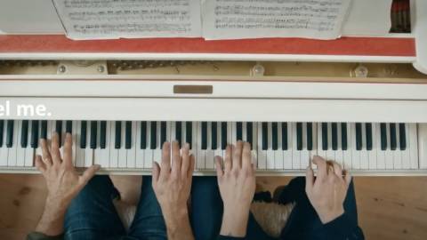 Un extrait de la publicité IKEA en Espagne pendant le coronavirus, avec deux personnes en train de jouer du piano