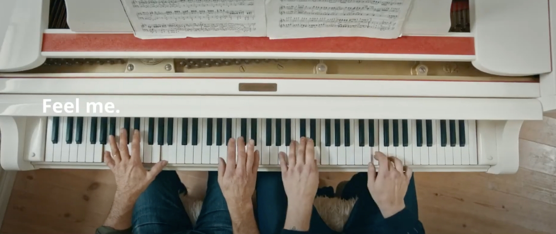 Comment les marques s'engagent dans la crise du coronavirus ? Un extrait de la publicité IKEA en Espagne pendant le coronavirus, avec deux personnes en train de jouer du piano