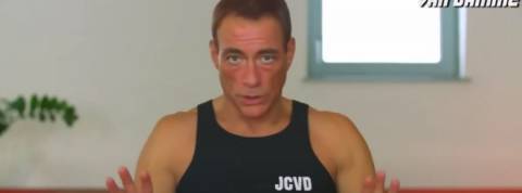 Jean Claude Van Damme fait des entrainements sur Youtube Jean Claude Van Damme de face