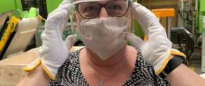 Photo d'une salarié de Lego portant une visière de protection contre le coronavirus