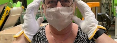 Lego produit des masques pour lutter contre le Covid-19 Photo d'une salarié de Lego portant une visière de protection contre le coronavirus