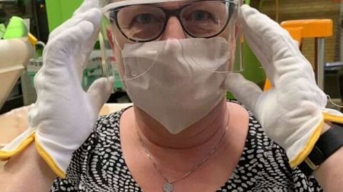 Photo d'une salarié de Lego portant une visière de protection contre le coronavirus