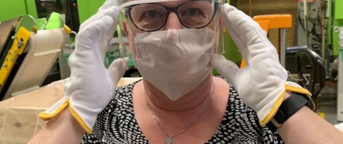 Lego produit des masques pour lutter contre le Covid-19 Photo d'une salarié de Lego portant une visière de protection contre le coronavirus