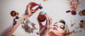 Une femme fabrique son soin DIY