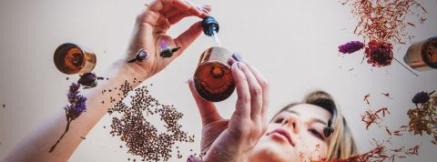 La médecine naturelle séduit (plus que jamais) les Français Une femme fabrique son soin DIY