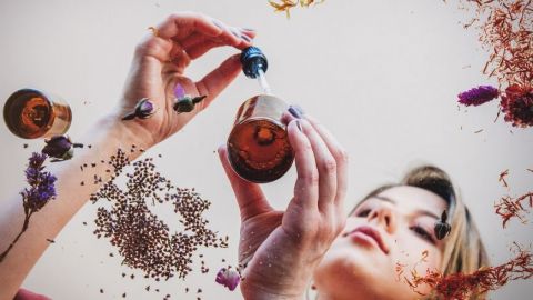 Une femme fabrique son soin DIY