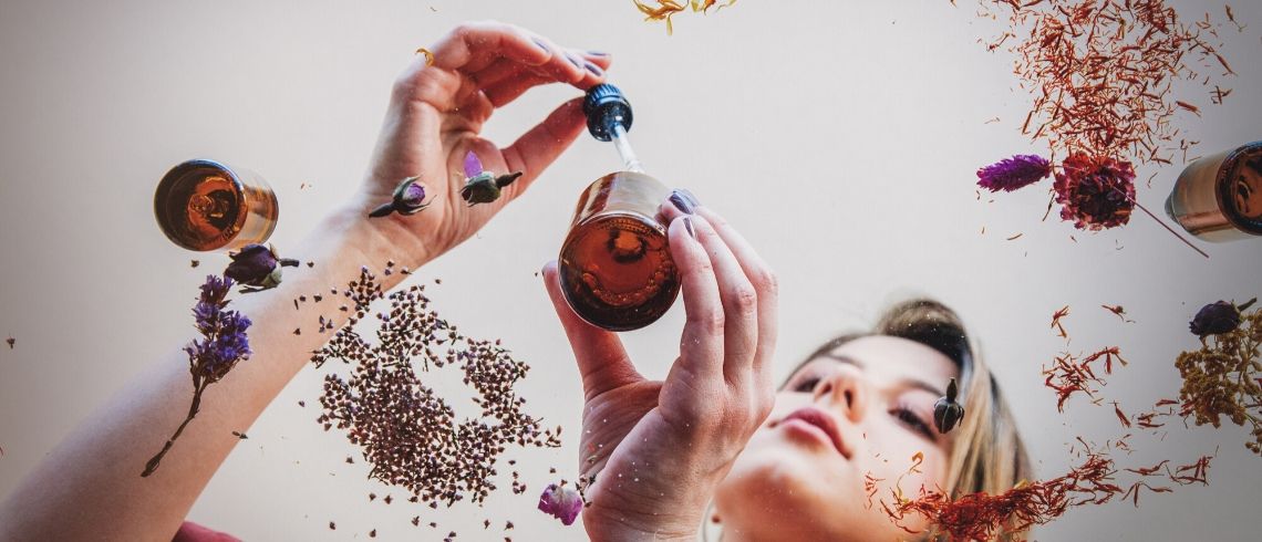 La médecine naturelle séduit (plus que jamais) les Français Une femme fabrique son soin DIY