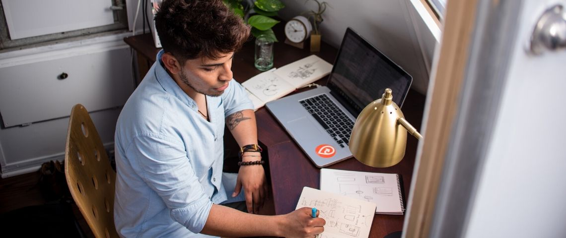 Comment rater la refonte SEO de votre site (Partie 1) Un homme travaille en home office