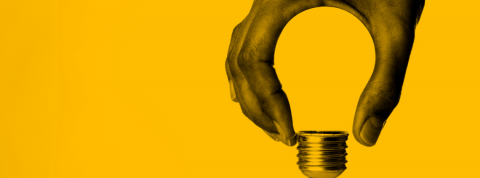 podcast quelle innovation pour le 21ème siècle main qui tient une ampoule sur fond jaune