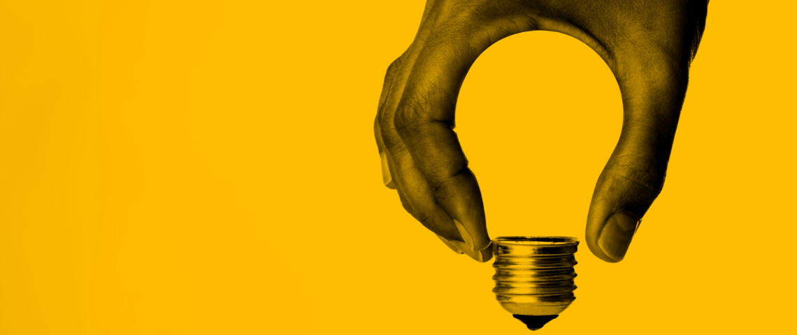 podcast quelle innovation pour le 21ème siècle main qui tient une ampoule sur fond jaune
