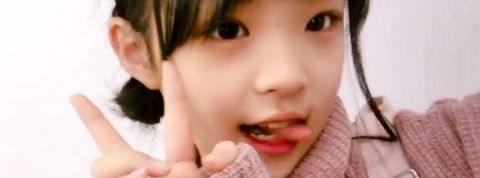 TikTok donne 62 millions à l'Europe pour la lutter contre le coronavirus Une petite fille asiatique fait le signe V de victoire