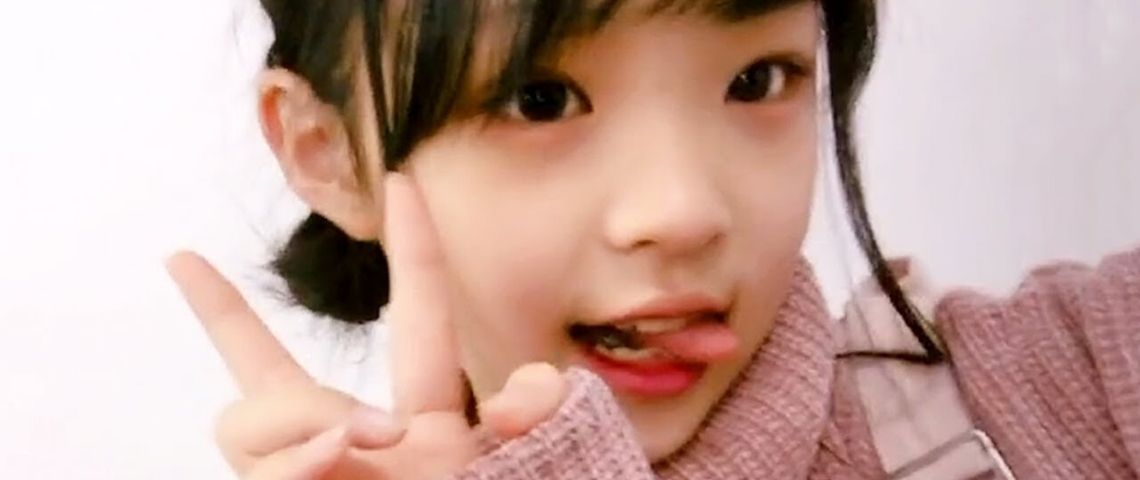 TikTok donne 62 millions à l'Europe pour la lutter contre le coronavirus Une petite fille asiatique fait le signe V de victoire