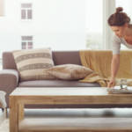 Une femme en train de ranger son appartement