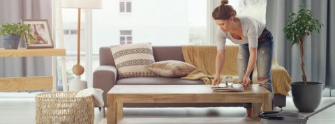 Airbnb a levé un milliard de dollars pour préparer l'après-crise Une femme en train de ranger son appartement