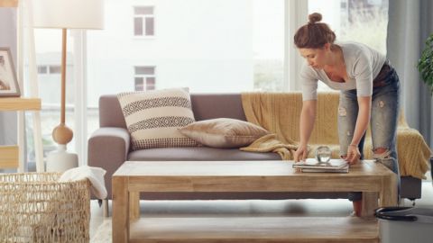 Une femme en train de ranger son appartement