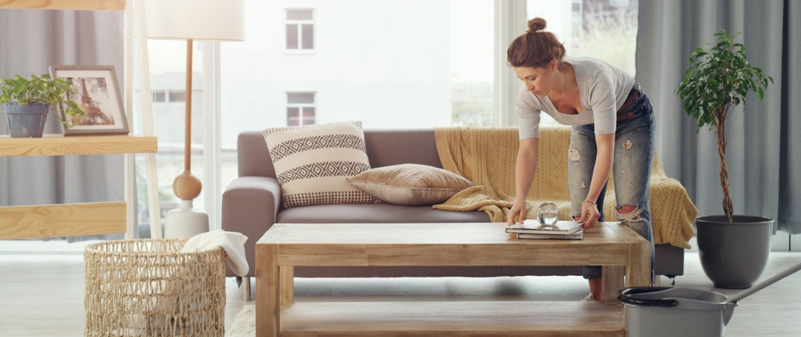 Airbnb a levé un milliard de dollars pour préparer l'après-crise Une femme en train de ranger son appartement