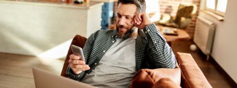 Facebook lance une app pour les couples séparés pendant le confinement Un homme sur son téléphone