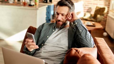 Un homme sur son téléphone