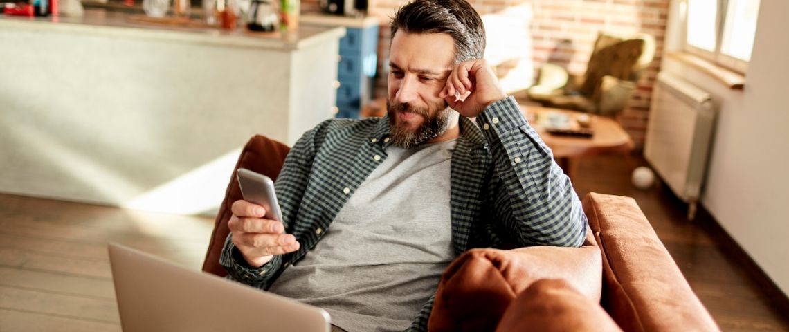 Facebook lance une app pour les couples séparés pendant le confinement Un homme sur son téléphone