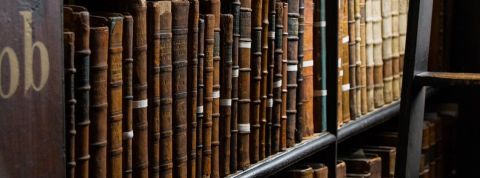 Des historiens créent les archives du confinement Des vieux livres dans une bibliothèque