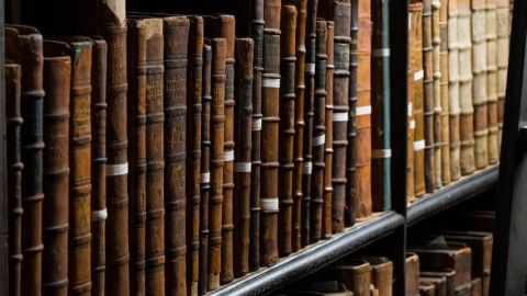 Des historiens créent les archives du confinement Des vieux livres dans une bibliothèque