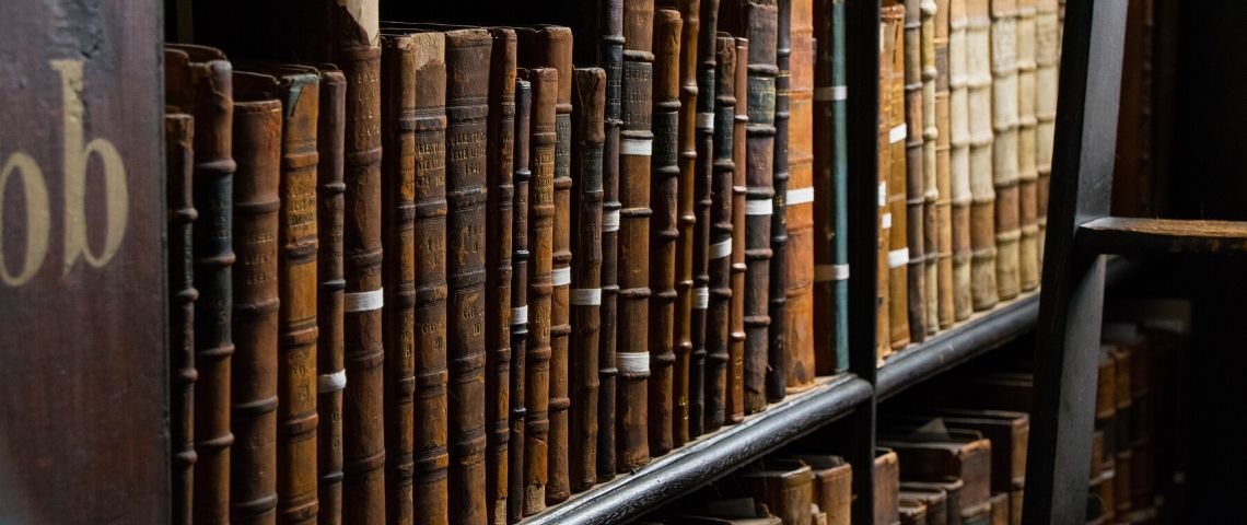 Des historiens créent les archives du confinement Des vieux livres dans une bibliothèque