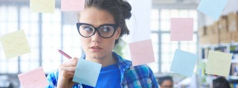 Comment appréhender le monde post-Covid avec Navi Radjou Une femme qui écrit sur des post-it sur une vitre