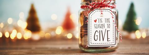 Les jeunes ont beaucoup donné aux associations pour le covid-19 un pot de confiture rempli de pièces de monnaie