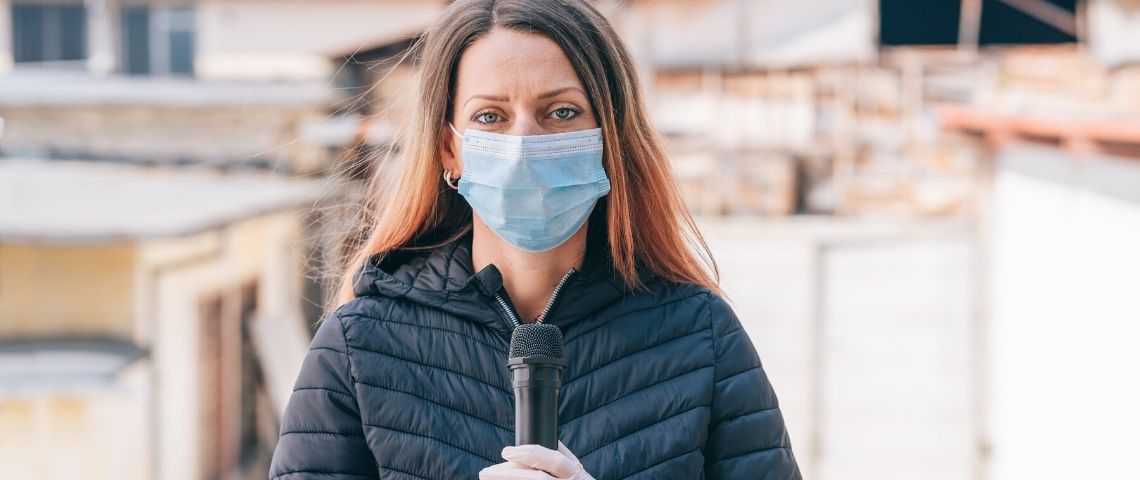 La campagne « FACTS » rappelle l’importance d’un journalisme libre et indépendant Une journaliste avec un masque et un micro