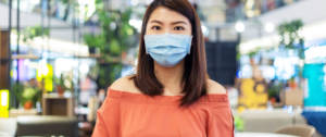 Une femme asiatique portant un masque de protection médical