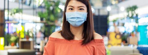 Comment la Chine envisage-t-elle la reprise économique ? Une femme asiatique portant un masque de protection médical