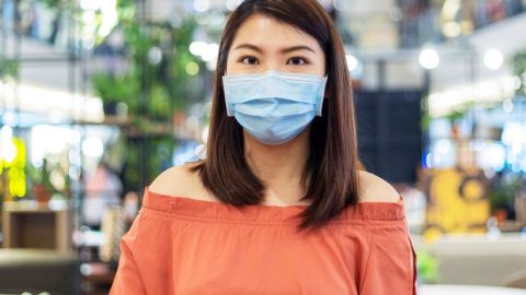 Une femme asiatique portant un masque de protection médical