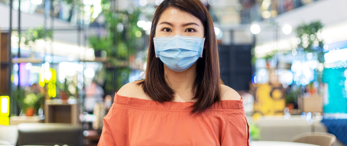 Comment la Chine envisage-t-elle la reprise économique ? Une femme asiatique portant un masque de protection médical