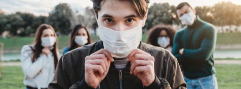 Un groupe de personnes avec des masques