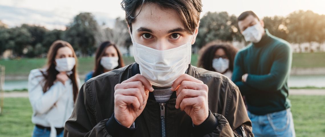 Quels sont les marqueurs d’engagement des collaborateurs pendant la crise ? Un groupe de personnes avec des masques