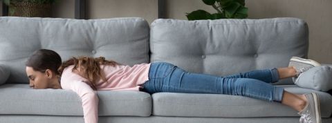 Les chiffres marquants de notre quatrième semaine de confinement Une femme affalée sur son canapé gris