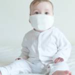 Un bébé avec un masque