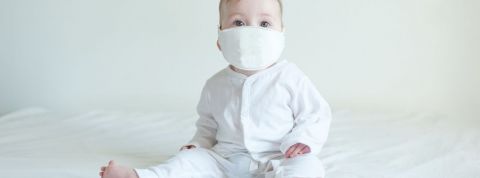 Les prénoms « coronavirus », la tendance de la pandémie Un bébé avec un masque