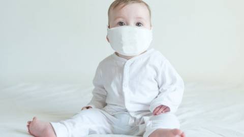 Un bébé avec un masque