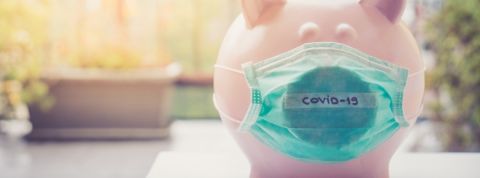 Comment soigner l'économie ? Une tirelire cochon avec un masque médical