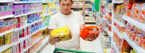 La crise du coronavirus nuit-elle au zéro déchet ? Un homme qui hésite en faisant ses courses au supermarché