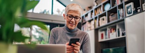 La crise du coronavirus va-t-elle nous permettre de reconsidérer les seniors en entreprise ? Une femme senior en train de faire du télétravail