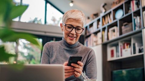 Une femme senior en train de faire du télétravail
