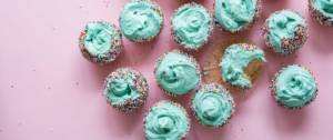 Des cupcakes bleu sur un fond rose