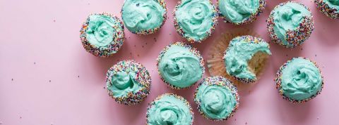 Les tendances food pendant le confinement Des cupcakes bleu sur un fond rose