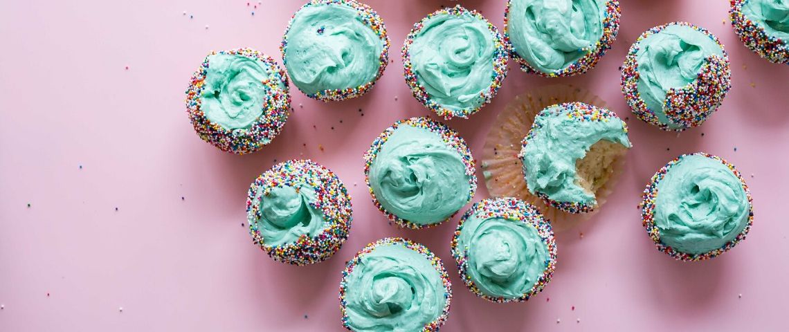 Les tendances food pendant le confinement Des cupcakes bleu sur un fond rose