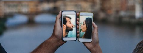Le vocabulaire du dating spécial confinement Deux visages sur des smartphones qui s'embrassent
