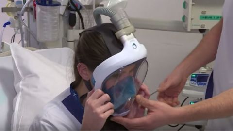 Un masque Easybreath utilisé en réanimation