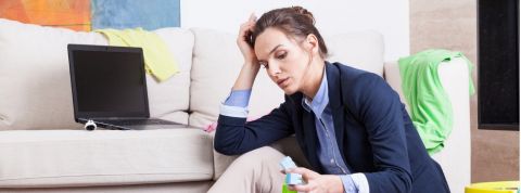 Les salariés français en dépression à cause du confinement Une femme faisant du télétravail par terre chez elle